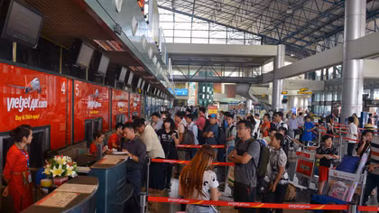 Trao trả tài sản cùng hơn 100 triệu đồng khách bỏ quên tại sân bay Nội Bài