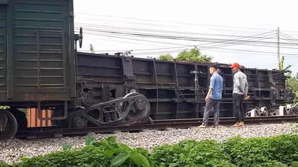 Tàu hỏa trật bánh làm lật một toa, đường sắt Bắc-Nam lại bị tê liệt 