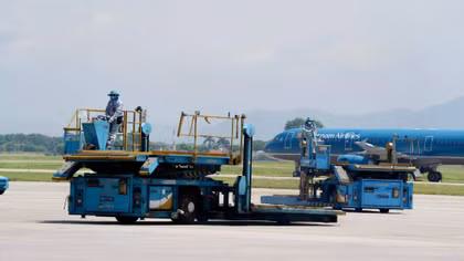 Nhân viên vệ sinh bị xe bán tải VAECO đâm tử vong tại sân bay Nội Bài