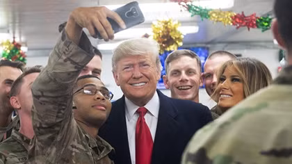 Ông Trump bất ngờ thăm binh sĩ ở Iraq