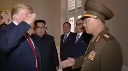 Tranh cãi xung quanh việc ông Trump chào kiểu lính với tướng Triều Tiên