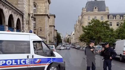 Tấn công bằng búa tại Paris, thủ phạm hét to "Đây là của IS"
