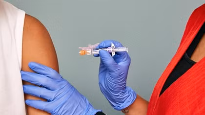 Mỹ tuyển tình nguyện viên thử vaccine COVID-19, thưởng 1.100 USD mỗi người