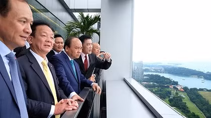 Thủ tướng Nguyễn Xuân Phúc tham quan Cảng biển Singapore
