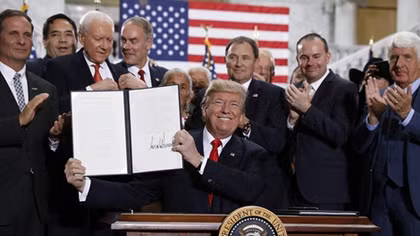 Tòa án Tối cao Mỹ bất ngờ đồng ý với lệnh cấm di trú của Tổng thống Trump