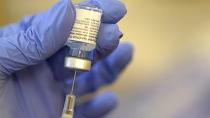 Vừa nhận được vaccine, Malaysia tiêm chủng COVID-19 sớm hơn dự kiến