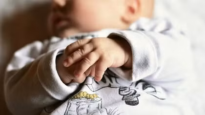 Bé trai đầu tiên trên thế giới sinh ra với ba "cậu bé" 