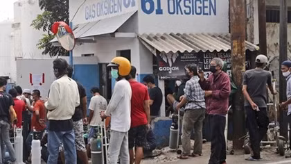 Người dân Indonesia tranh giành bình oxy trên phố 