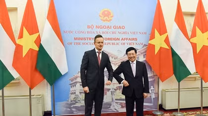 Phó Thủ tướng, Bộ trưởng Ngoại giao Phạm Bình Minh hội đàm với Bộ trưởng Ngoại giao và Kinh tế đối ngoại Hungary
