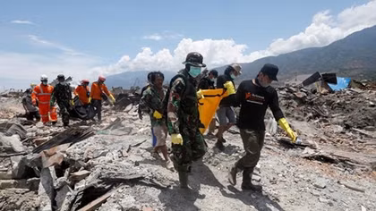 Cuộc tìm kiếm nạn nhân ở vùng hẻo lánh sau trận sóng thần tại Indonesia 