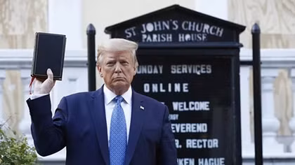 Cuốn Kinh thánh có chữ ký ông Trump được bán với mức giá cao khó tin