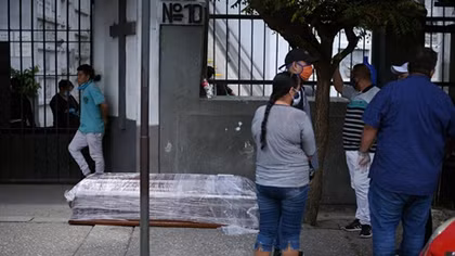 Cảnh sát Ecuador đến từng nhà dân thu thập thi thể người chết vì COVID-19