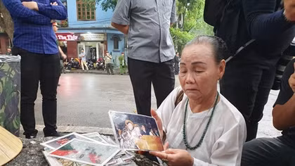 Người dân Hà Nội đội mưa tiễn đưa Đại tướng Lê Đức Anh