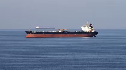 Anh điều tàu khu trục hộ tống tàu chở dầu qua Eo biển Hormuz