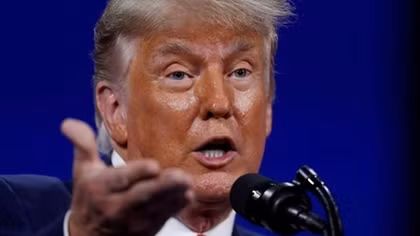 Ông Trump bị Facebook "cấm cửa" đến năm 2023
