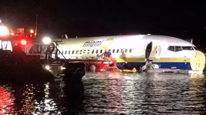 Boeing 737 chở 136 người lao xuống sông ở Mỹ