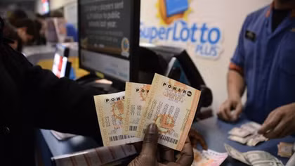 Xổ số Powerball của Mỹ cán mốc 700 triệu USD, người dân đổ xô đi thử vận may