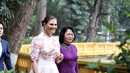 Công chúa kế vị Thụy Điển thích thú thăm Nhà sàn Bác Hồ