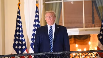 Ông Trump trở lại "đường đua" dù nhiễm COVID-19 