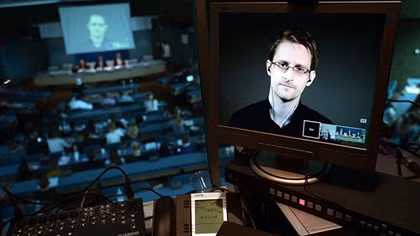 Rộ tin đồn Nga "tặng lại" Snowden cho Mỹ