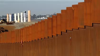 Ông Trump nhận thêm tiền cho bức tường biên giới với Mexico