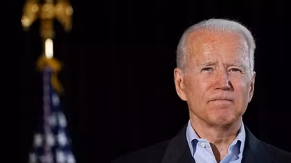 Ông Biden nghẹn ngào khi đến thăm tòa chung cư bị sập ở Florida