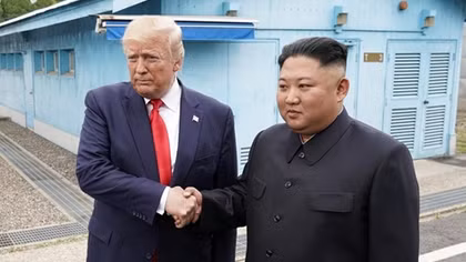 Tổng thống Trump họp kín với nhà lãnh đạo Triều Tiên sau cái bắt tay lịch sử