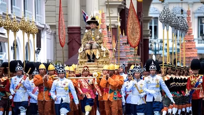 Hàng trăm ngàn người Thái đội nắng "ngắm" Quốc vương một lần trong đời