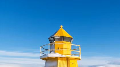 Hình ảnh tuyệt đẹp như xứ sở cổ tịch ở Iceland sau cơn bão tuyết kỷ lục