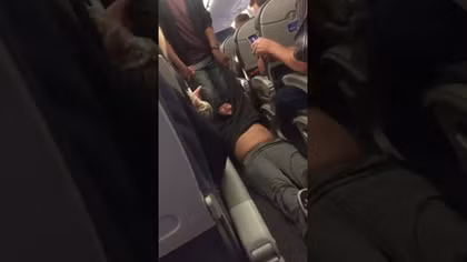 Bê bối United Airlines: Ai đúng ai sai?