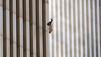 “The Falling Man” – Câu chuyện đằng sau bức ảnh ám ảnh nhất về sự kiện 11-9