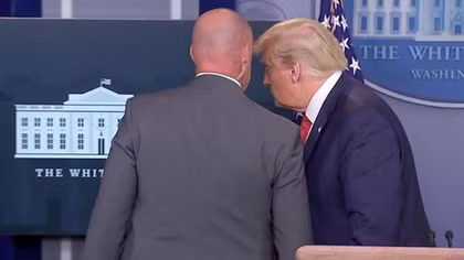 Đang họp báo, ông Trump buộc phải sơ tán ra ngoài vì xả súng