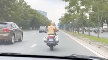 Công an TP Thủ Đức giúp đỡ sản phụ chuyển dạ ở tòa nhà bị phong tỏa