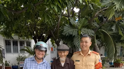 Cảnh sát giao thông giúp cụ già 93 tuổi tìm được người thân
