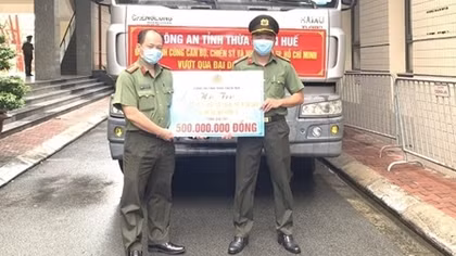 Công an Thừa Thiên Huế tặng nhu yếu phẩm cho Công an TP Hồ Chí Minh