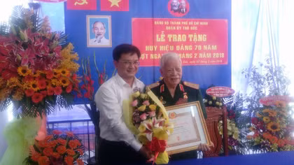 Trung tướng Lê Nam Phong được trao Huy hiệu 70 năm tuổi Đảng
