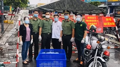 Tuổi trẻ Công an TP Hồ Chí Minh nấu cơm phát cho dân nghèo