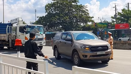 Nóng: 12 người chuẩn bị đưa đi cách ly thì bỏ trốn