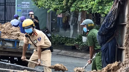 Công an nỗ lực xúc đất, giải tỏa mặt đường sau tai nạn