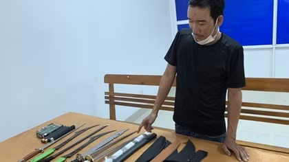 Gom dao kiếm, lên mạng xã hội rao bán 