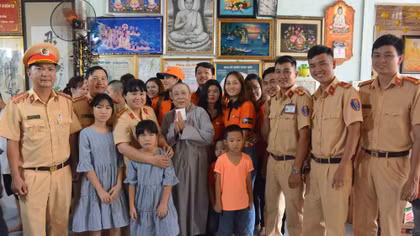Công an quận 12 đi thăm và tặng quà Mái ấm Minh Tâm