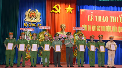 Khen thưởng các đơn vị xuất sắc phá chuyên án ma tuý xuyên quốc gia tại TP Hồ Chí Minh