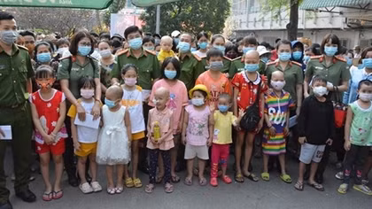 Trao nhiều phần quà, chia sẻ khó khăn với bệnh nhi ung bướu