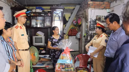 Thăm hỏi, hỗ trợ gia đình nạn nhân tai nạn giao thông