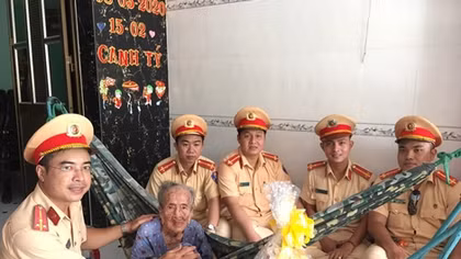 Đoàn Thanh niên Công an TP Hồ Chí Minh đi thăm, tặng quà các Mẹ Việt Nam Anh hùng