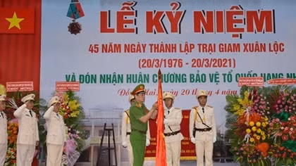 Trại giam Xuân Lộc đón nhận Huân chương Bảo vệ Tổ quốc hạng Nhất