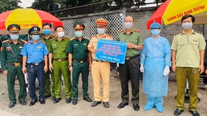 Nhiều hoạt động thăm, tặng quà cho các tuyến đầu tham gia phòng chống dịch COVID-19
