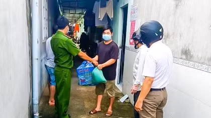 Công an thị xã Phú Mỹ hỗ trợ lương thực cho người dân