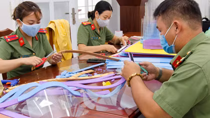 Công an tỉnh Bà Rịa - Vũng Tàu làm kính chắn giọt bắn phòng chống dịch COVID-19