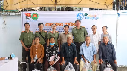 Khám chữa bệnh, phát thuốc miễn phí và tặng quà cho gia đình chính sách